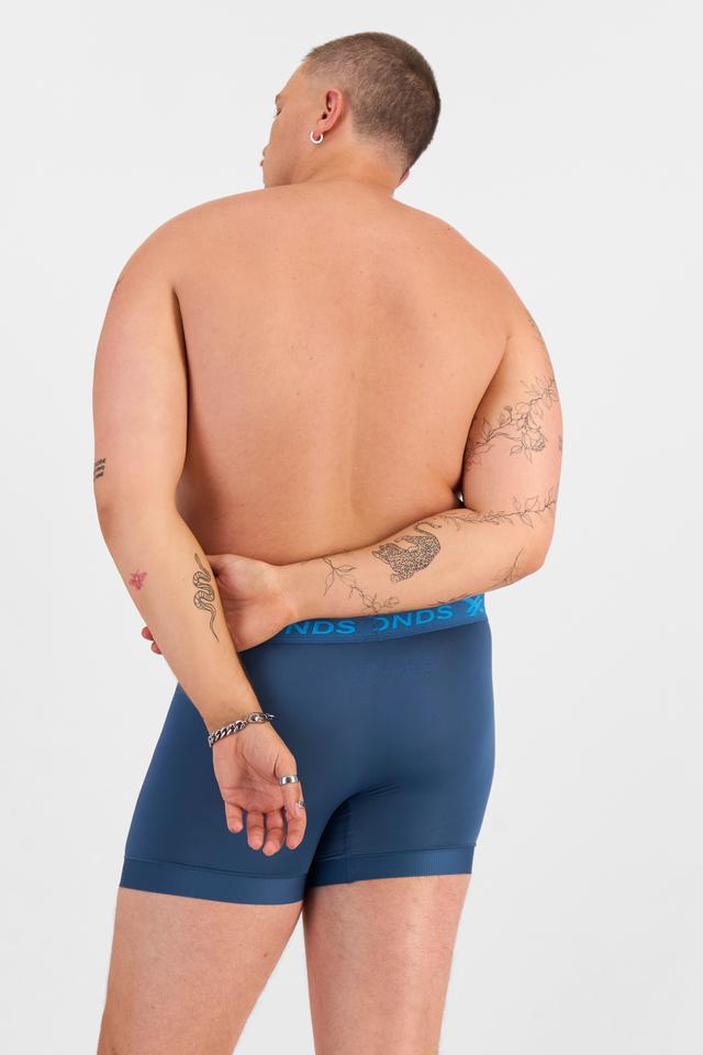 Jake (He/Him) wears size XL and is 195cm tall with 115.57cm chest and 106.68cm waist
