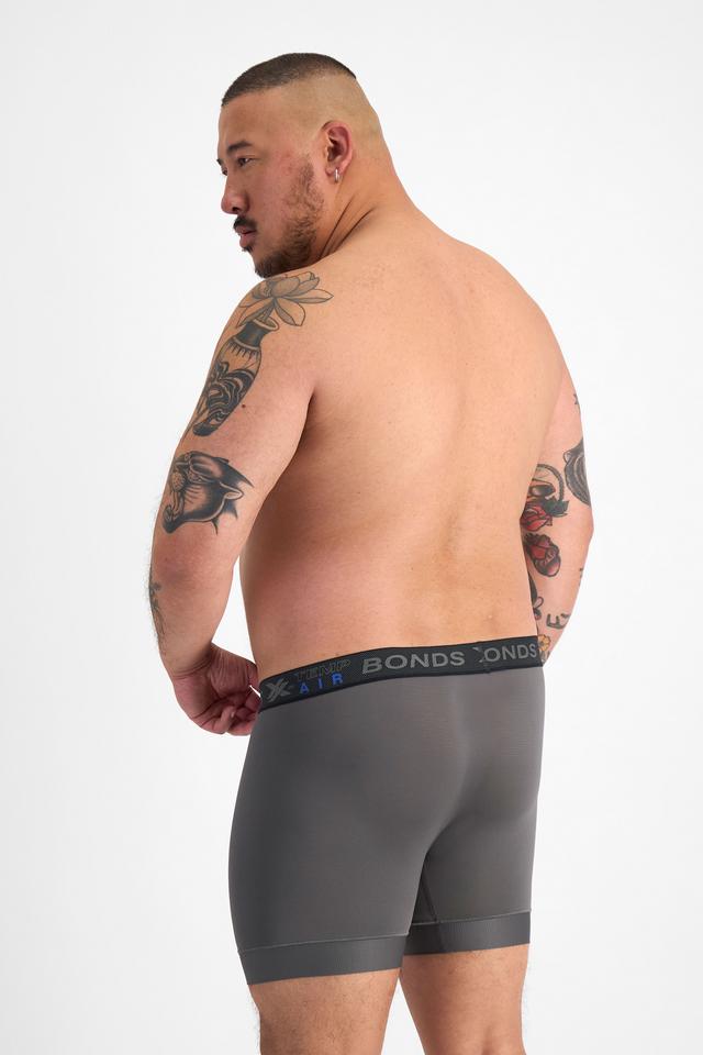 Mike (He/Him) wears size XL and is 180cm tall with 120cm chest and 96cm waist