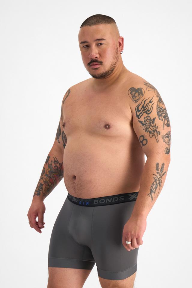 Mike (He/Him) wears size XL and is 180cm tall with 120cm chest and 96cm waist