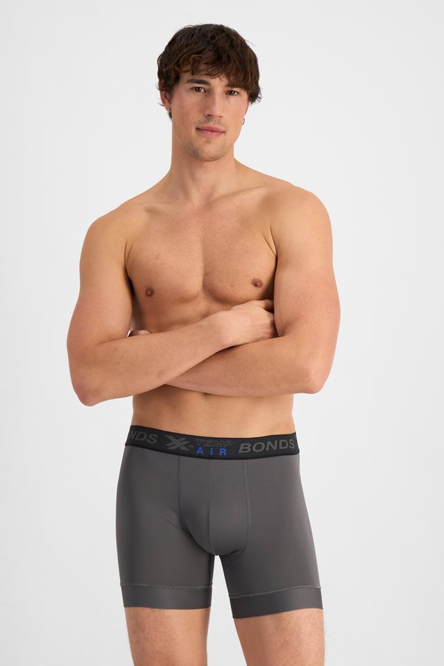 Alex (He/Him) wears size M and is 184cm tall with 98cm chest and 81cm waist