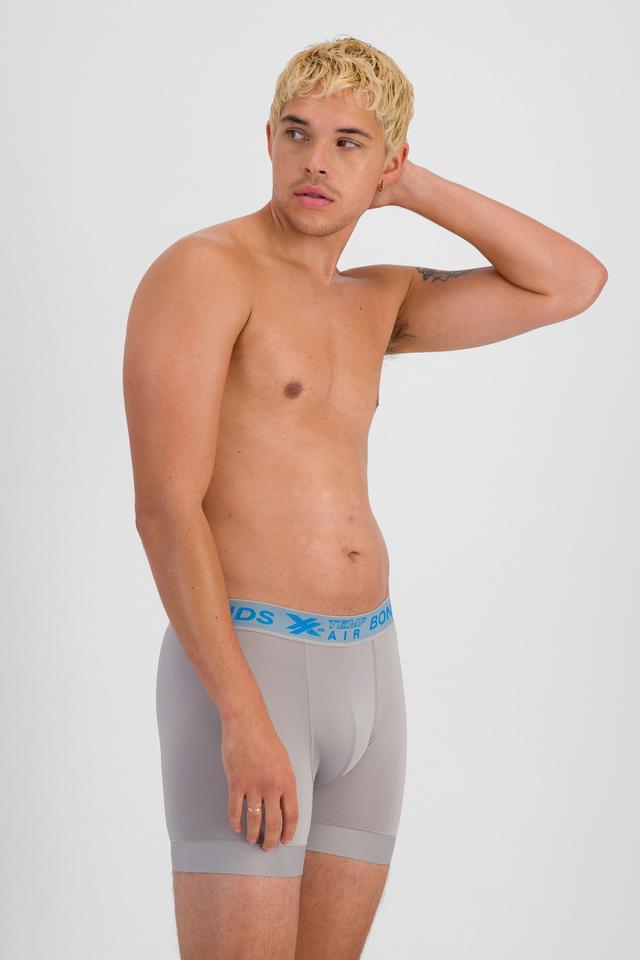 TOBIAS (He/Him) wears size M and is 187cm tall with 93cm chest and 78cm waist