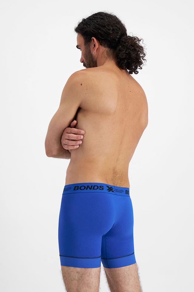 Nelson wears a size Medium is 192cm tall and 87cm waist.