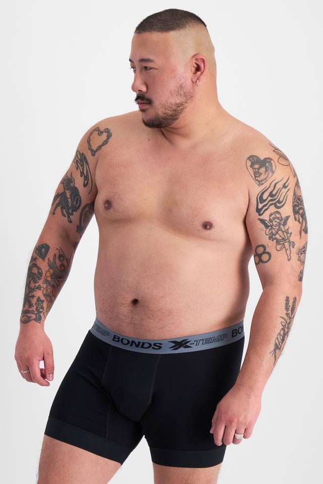Mike (He/Him) wears size XL and is 180cm tall with 120cm chest and 96cm waist