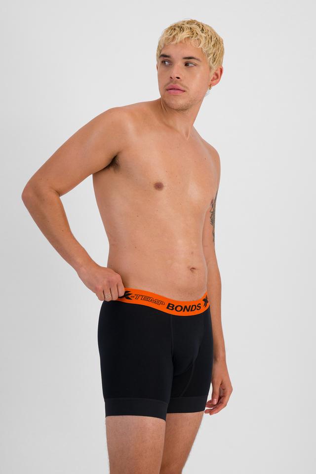 TOBIAS (He/Him) wears size M and is 187cm tall with 93cm chest and 78cm waist