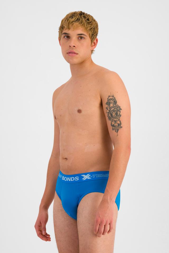 TOBIAS (He/Him) wears size M and is 187cm tall with 93cm chest and 78cm waist