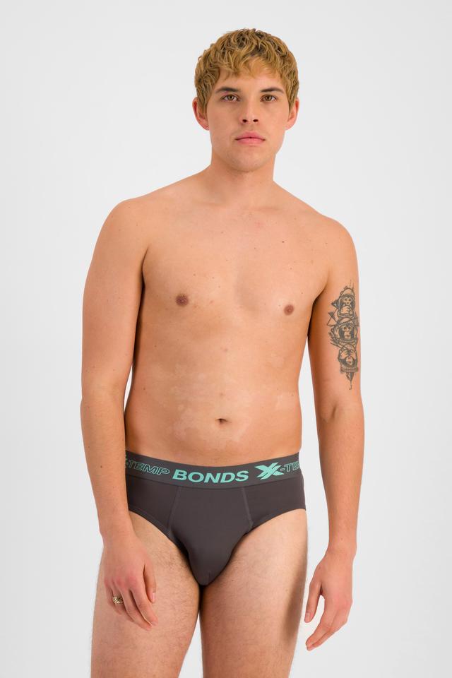 TOBIAS (He/Him) wears size M and is 187cm tall with 93cm chest and 78cm waist