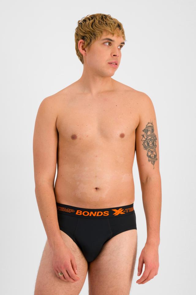 TOBIAS (He/Him) wears size M and is 187cm tall with 93cm chest and 78cm waist