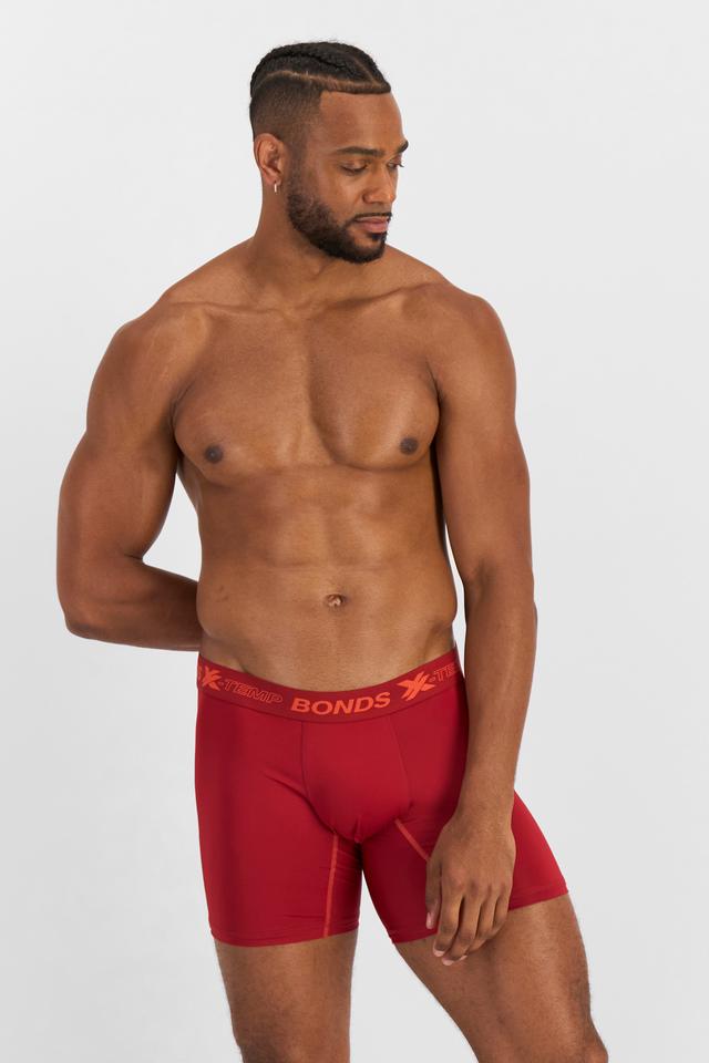 Nicolas (He/Him) wears size XL and is 192cm tall with 106cm chest and 86cm waist
