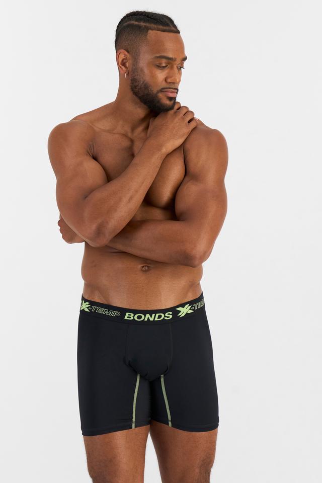Nicolas (He/Him) wears size XL and is 192cm tall with 106cm chest and 86cm waist