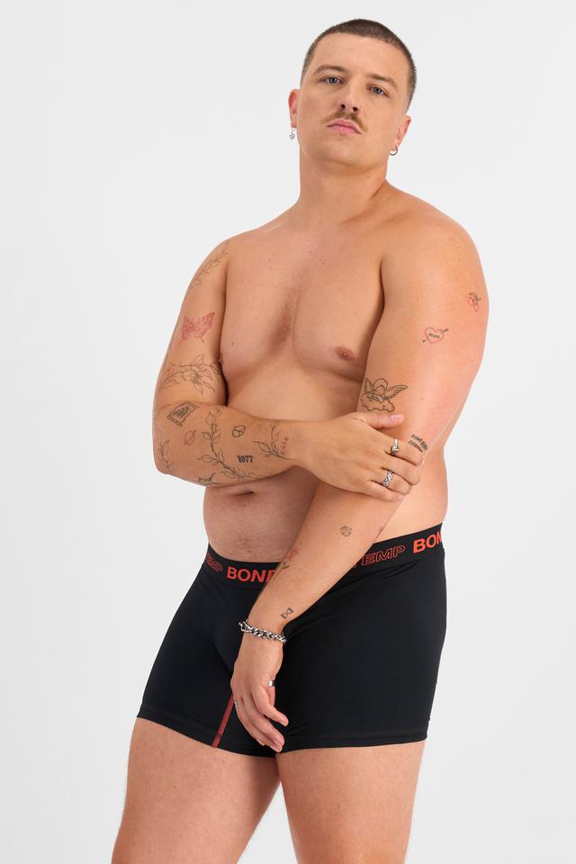 Jake (He/Him) wears size XL and is 195cm tall with 115.57cm chest and 106.68cm waist
