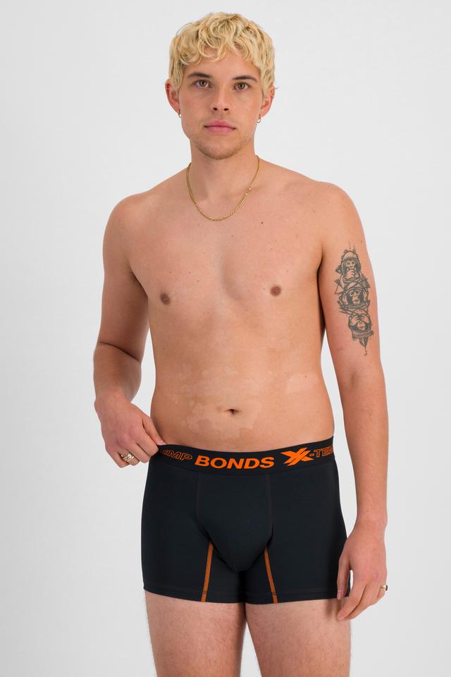 TOBIAS (He/Him) wears size M and is 187cm tall with 93cm chest and 78cm waist
