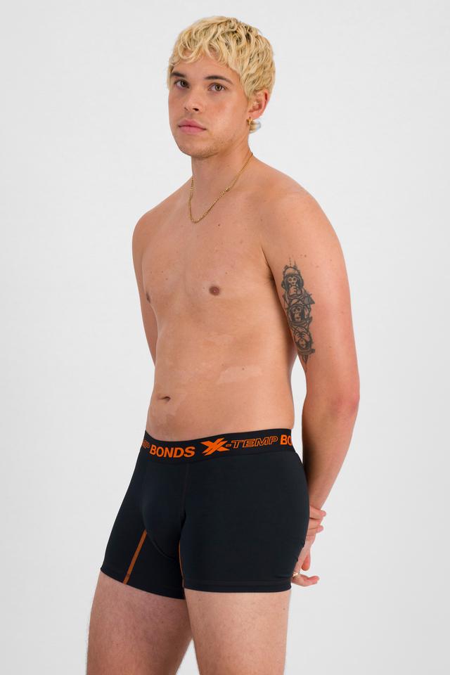 TOBIAS (He/Him) wears size M and is 187cm tall with 93cm chest and 78cm waist