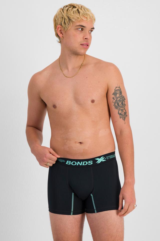 TOBIAS (He/Him) wears size M and is 187cm tall with 93cm chest and 78cm waist