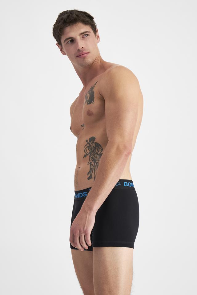 JOSH (He/Him) wears size M and is 185.48cm tall with 99cm chest and 81cm waist