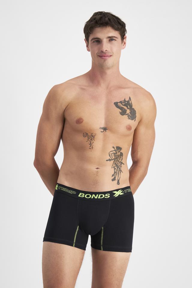 JOSH (He/Him) wears size M and is 185.48cm tall with 99cm chest and 81cm waist