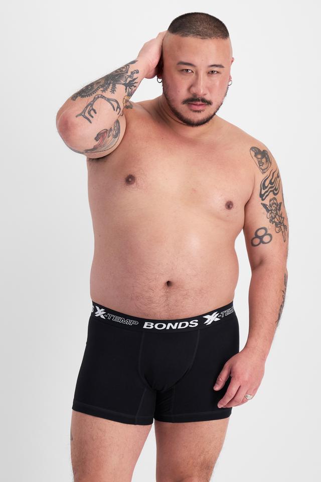 Mike (He/Him) wears size XL and is 180cm tall with 120cm chest and 96cm waist