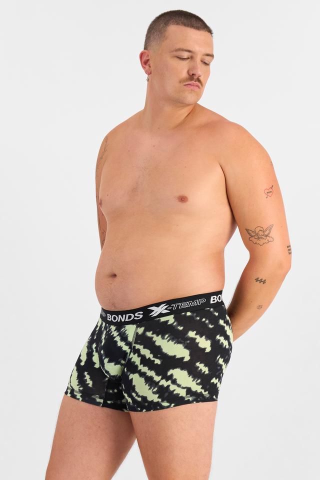 Jake (He/Him) wears size XL and is 195cm tall with 115.57cm chest and 106.68cm waist