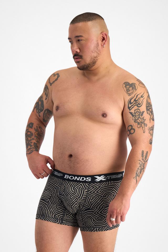 Mike (He/Him) wears size XL and is 180cm tall with 120cm chest and 96cm waist