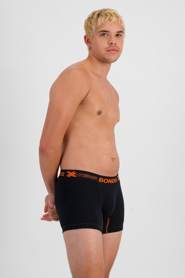 TOBIAS (He/Him) wears size M and is 187cm tall with 93cm chest and 78cm waist