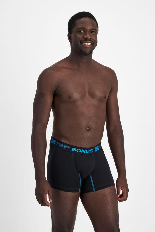 Emmanuel (He/Him) wears size M and is 183cm tall with 97cm chest and 81cm waist