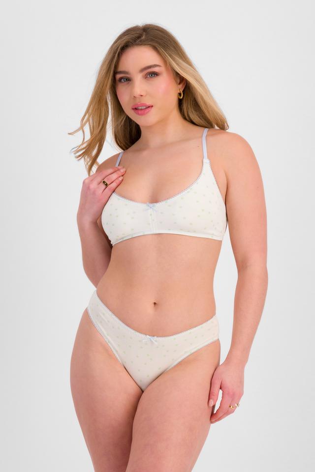 Sienna (She/Her) wears size 12 and is 164cm tall with cm chest and 71cm waist