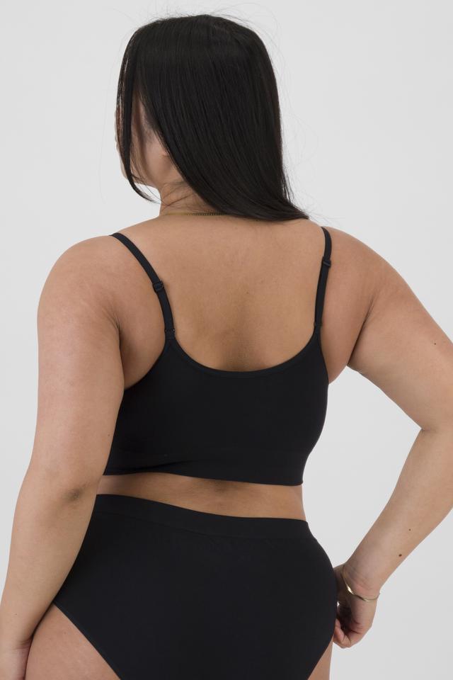 Chloe (She/Her) wears size 14DD and is 165cm tall with 95cm chest and 78cm waist