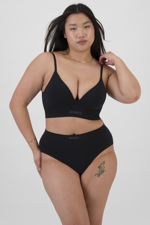 Chloe (She/Her) wears size 14DD and is 165cm tall with 95cm chest and 78cm waist