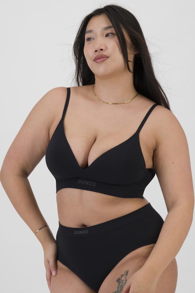 Chloe (She/Her) wears size 14DD and is 165cm tall with 95cm chest and 78cm waist