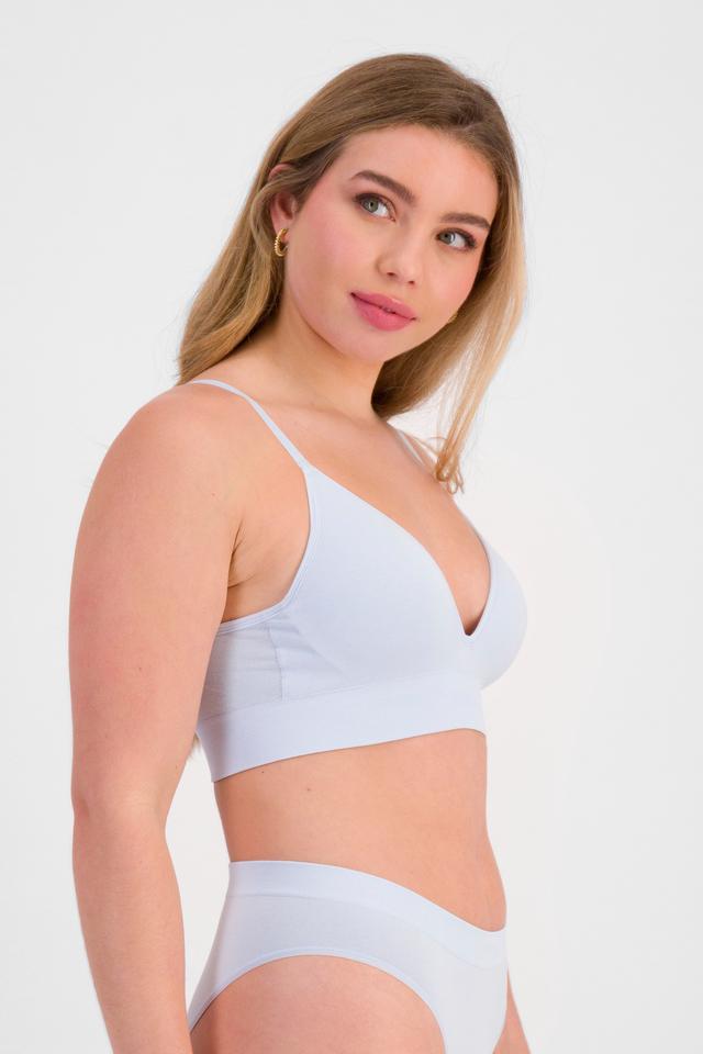 Sienna (She/Her) wears size 12 and is 164cm tall with cm chest and 71cm waist