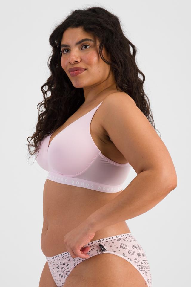 Laura (She/Her) wears size 14DD and is 165cm tall with 94cm chest and 76cm waist