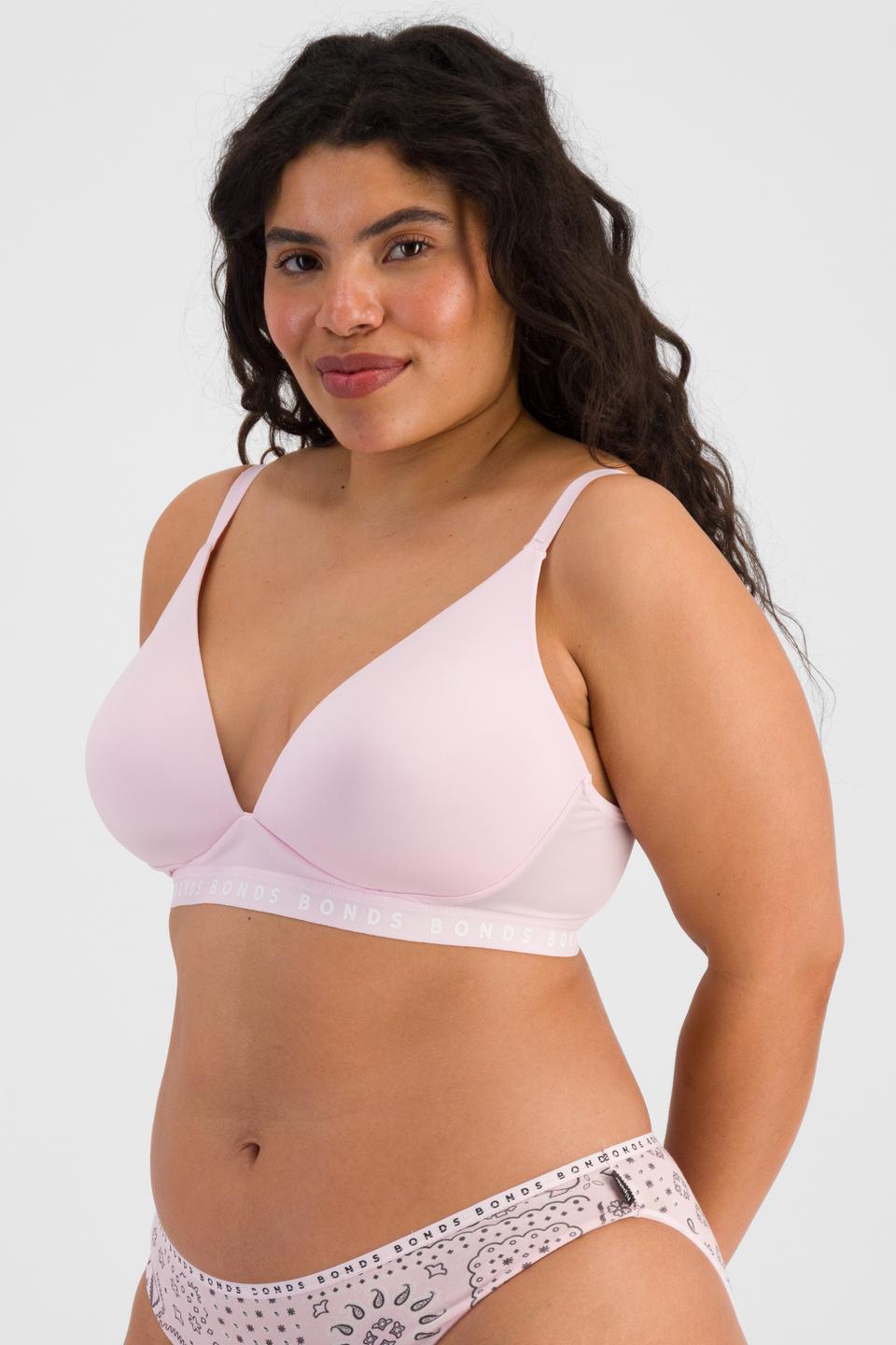 Laura (She/Her) wears size 14DD and is 165cm tall with 94cm chest and 76cm waist