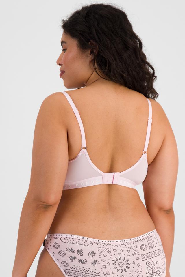 Laura (She/Her) wears size 14DD and is 165cm tall with 94cm chest and 76cm waist