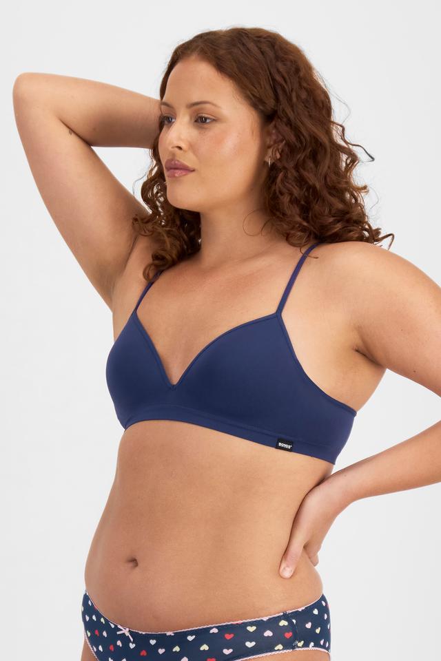 Cameron (She/Her) wears size 14 and is 179cm tall with 91cm chest and 74cm waist