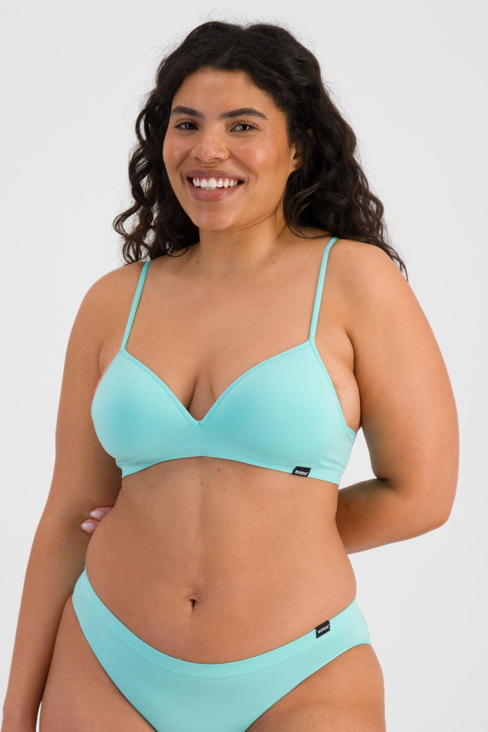 Laura (She/Her) wears size 14DD and is 165cm tall with 94cm chest and 76cm waist
