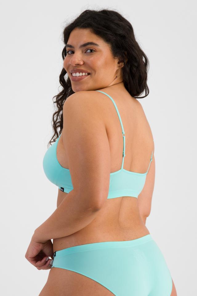 Laura (She/Her) wears size 14DD and is 165cm tall with 94cm chest and 76cm waist