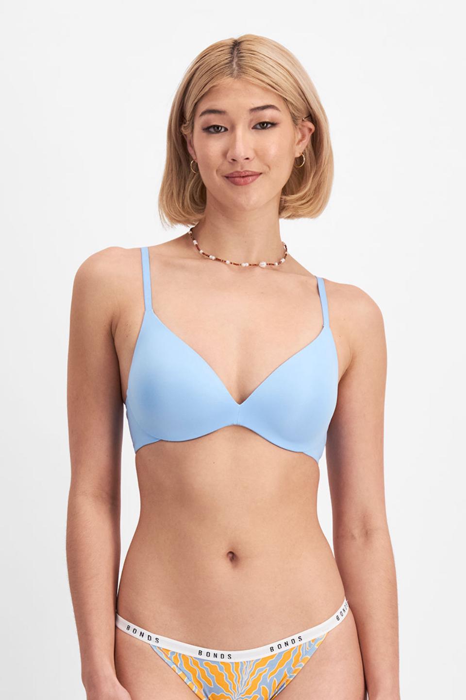 Rhiannan (She/Her) wears size 12B and is 175cm tall