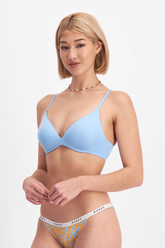 Rhiannan (She/Her) wears size 12B and is 175cm tall