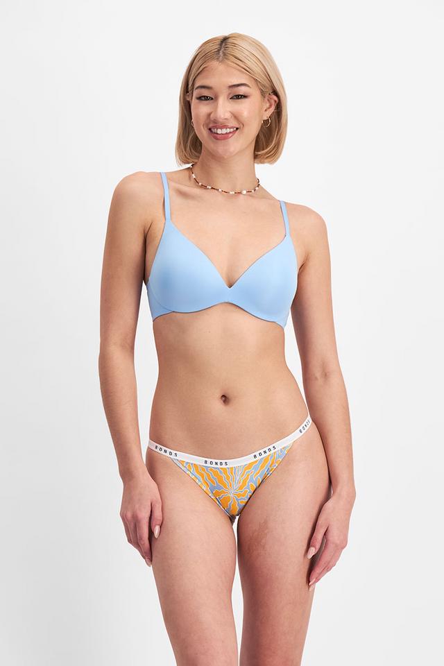 Rhiannan (She/Her) wears size 12B and is 175cm tall