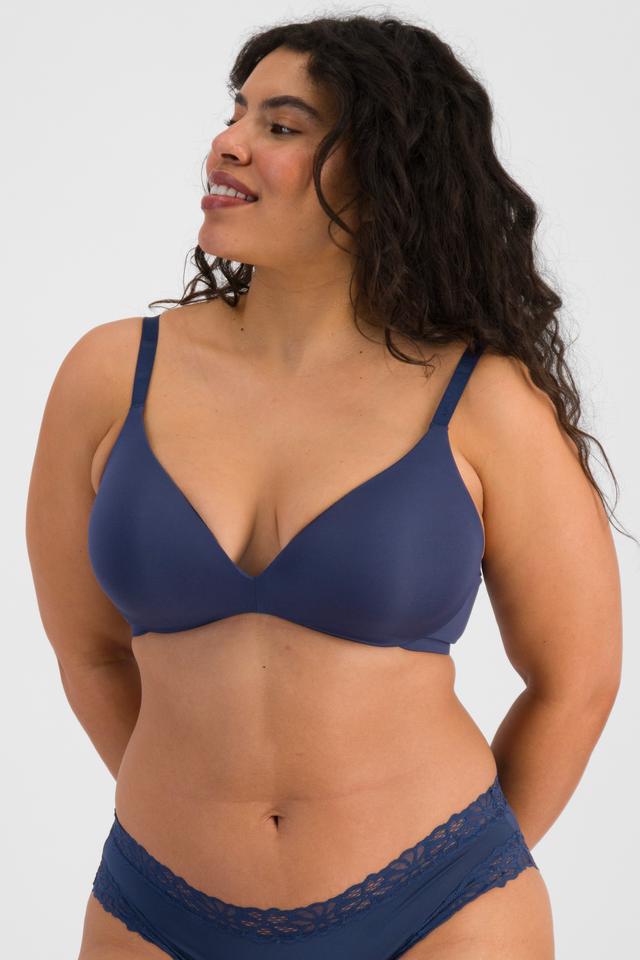 Laura (She/Her) wears size 14DD and is 165cm tall with 94cm chest and 76cm waist
