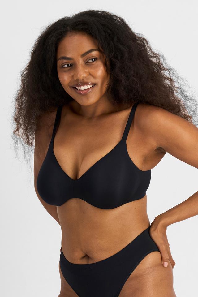 Cassaera (She/Her) wears size 14 and is 180cm tall with 107cm chest and 82cm waist