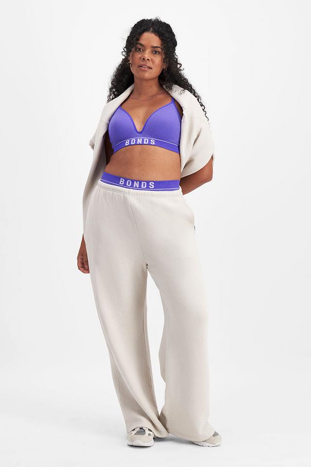 Larissa (She/Her) wears size 14 and is 170cm tall with 90cm chest and 79cm waist