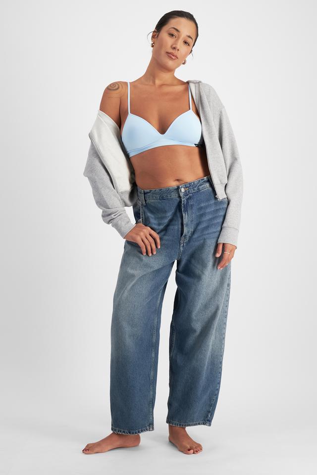 Leah (She/Her) wears size L and is 185cm tall with cm chest and cm waist