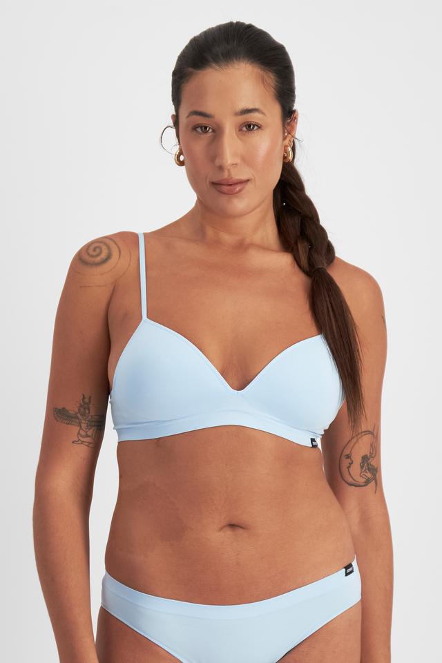 Leah (She/Her) wears size L and is 185cm tall with cm chest and cm waist