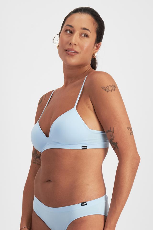 Leah (She/Her) wears size L and is 185cm tall with cm chest and cm waist