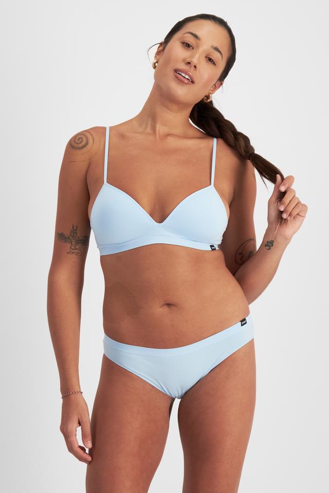 Leah (She/Her) wears size L and is 185cm tall with cm chest and cm waist