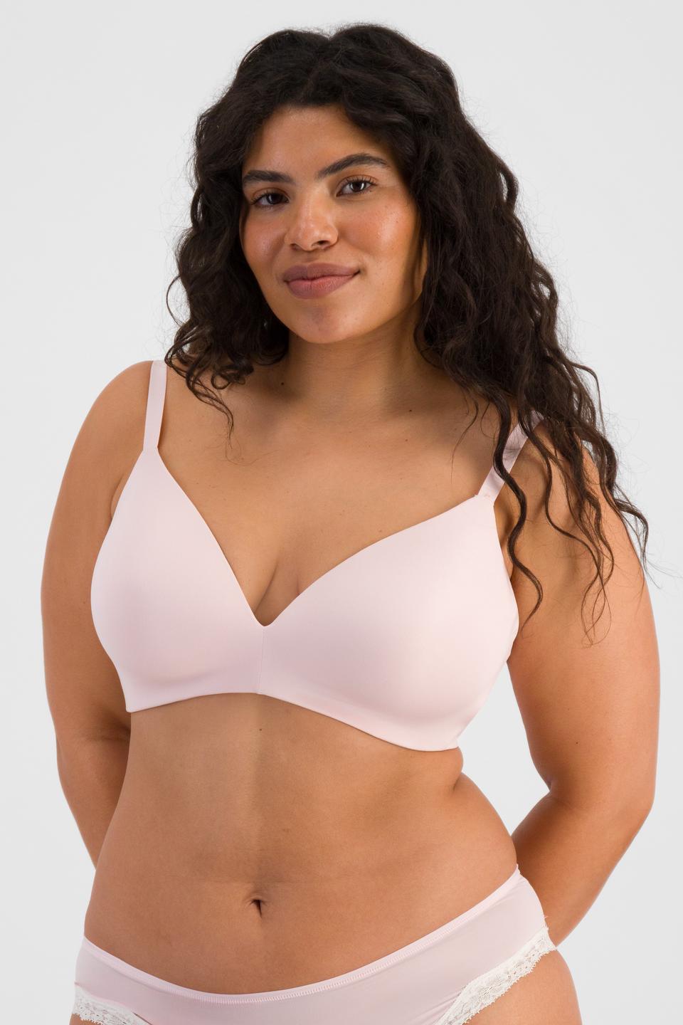 Laura (She/Her) wears size 14DD and is 165cm tall with 94cm chest and 76cm waist