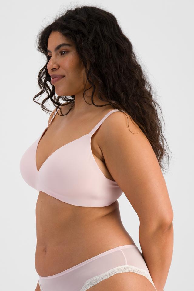 Laura (She/Her) wears size 14DD and is 165cm tall with 94cm chest and 76cm waist