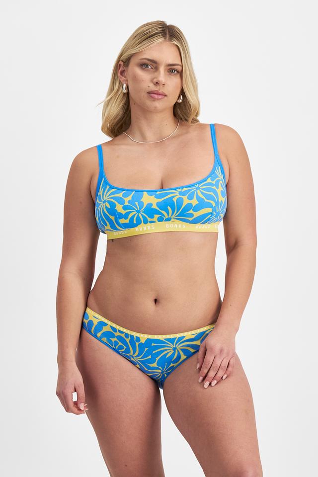 Zoe (She/Her) wears size 14 and is 170cm tall with 98cm chest and 85cm waist