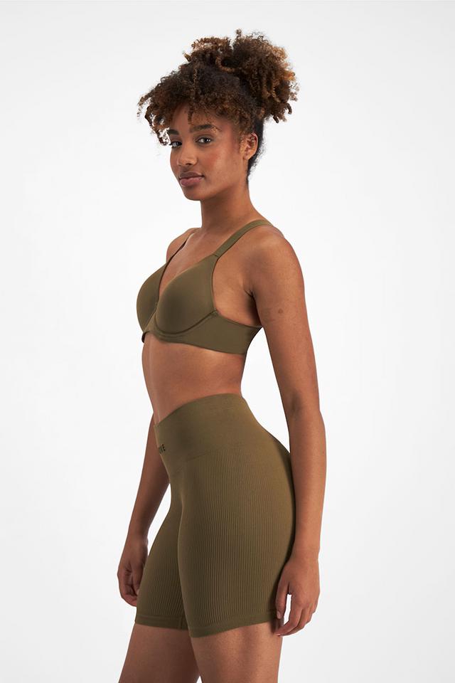 Alysia (She/Her) wears size 12B and is 182cm tall