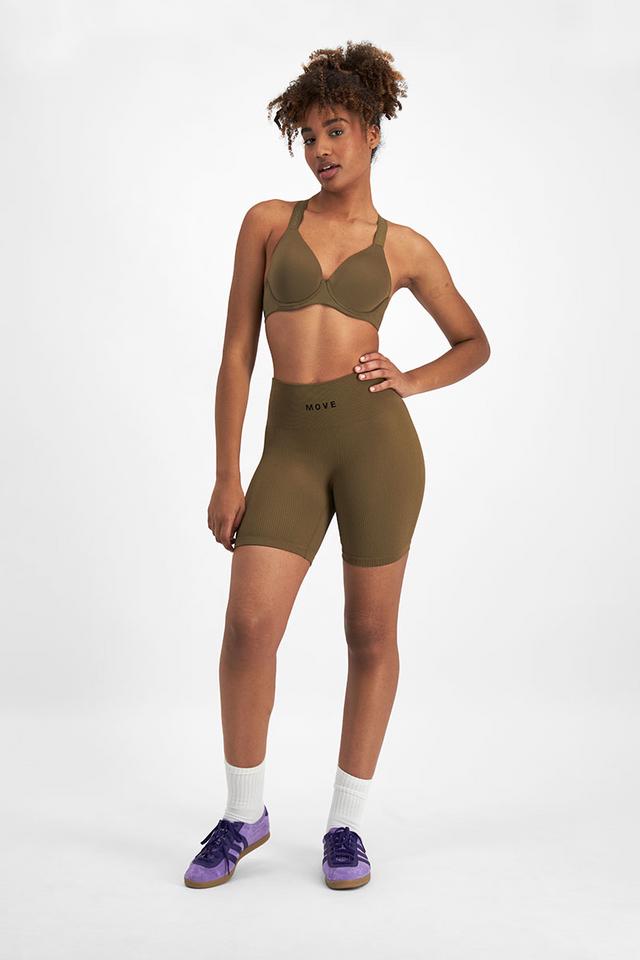 Alysia (She/Her) wears size 12B and is 182cm tall